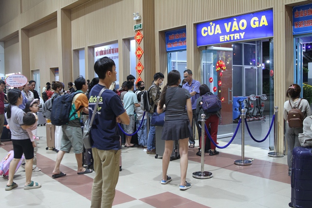 Nhà ga, bến xe đông đúc người về quê đón Tết- Ảnh 3.