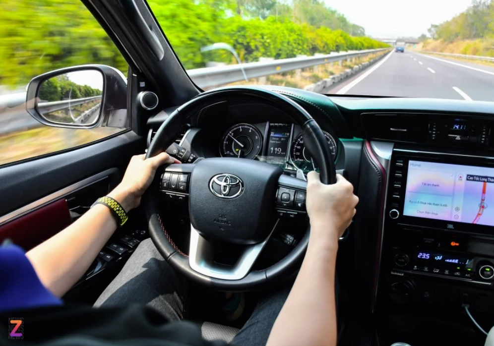 Giá thuê xe có người lái tăng đến 100% so với ngày thường, vẫn khan hiếm