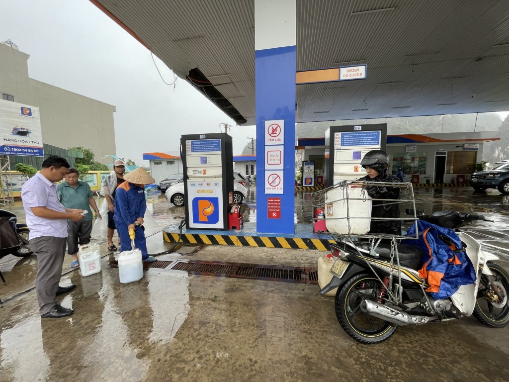 Để đảm bảo sẵn sàng nguồn hàng, các đơn vị cung ứng xăng dầu trên địa bàn tỉnh đã và đang tập trung nhập, dự trữ xăng dầu