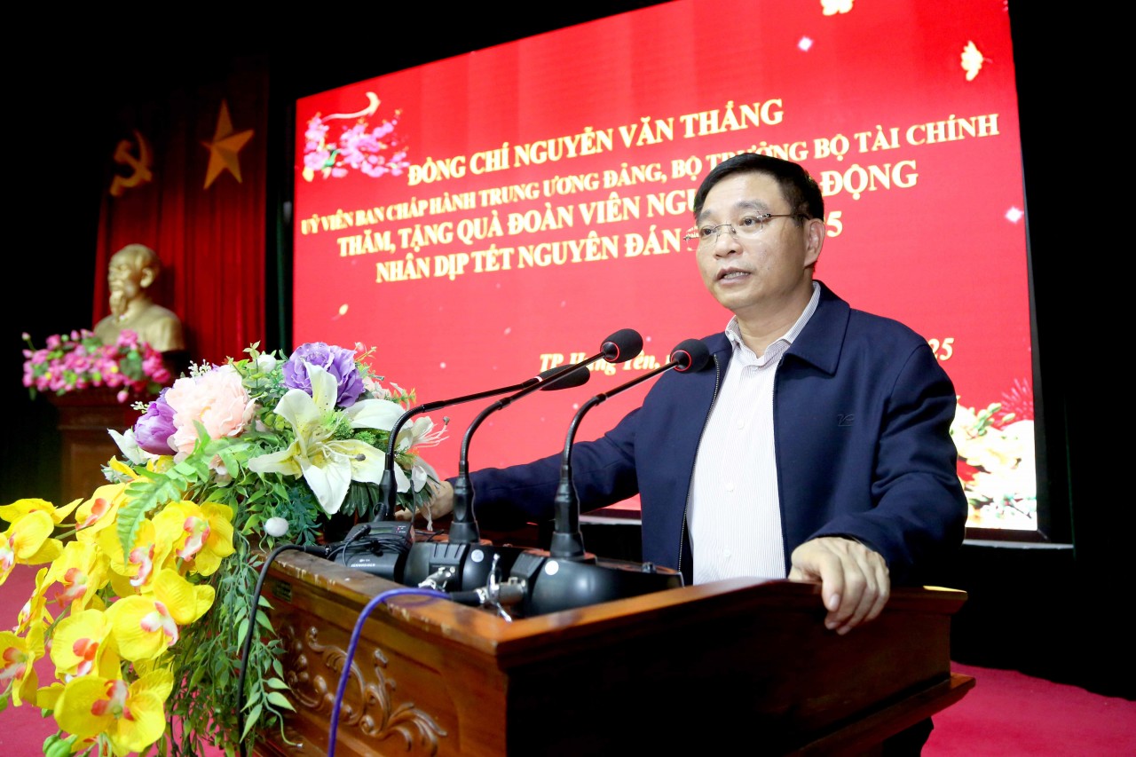 Bộ trưởng Nguyễn Văn Thắng thăm hỏi, động viên và tặng quà Tết cho đoàn viên, người lao động tỉnh Hưng Yên