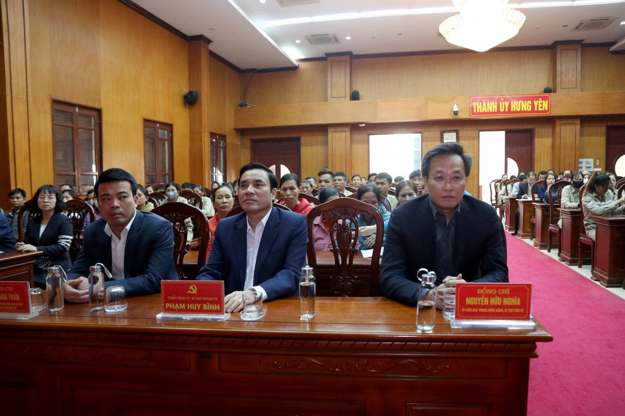 Bộ trưởng Nguyễn Văn Thắng thăm hỏi, động viên và tặng quà Tết cho đoàn viên, người lao động tỉnh Hưng Yên