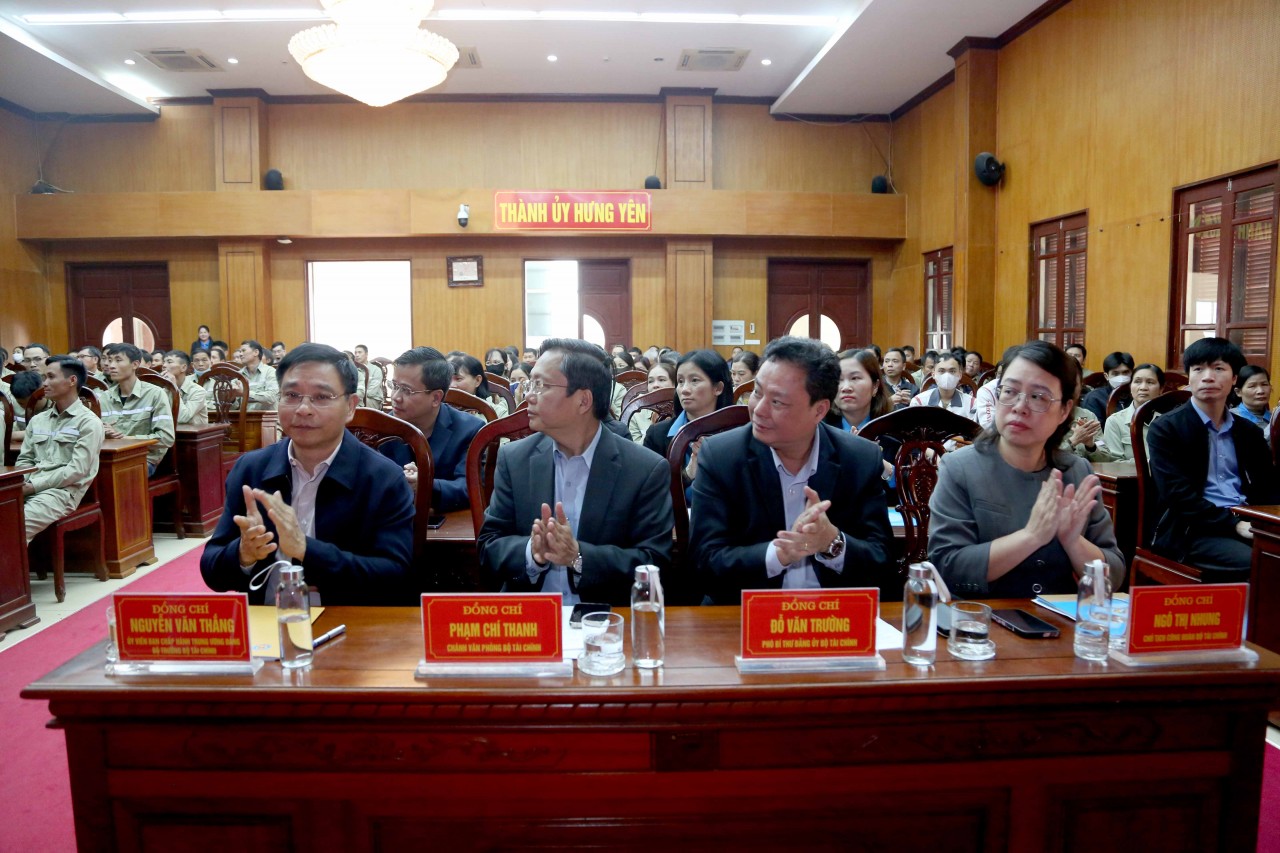 Bộ trưởng Nguyễn Văn Thắng thăm hỏi, động viên và tặng quà Tết cho đoàn viên, người lao động tỉnh Hưng Yên