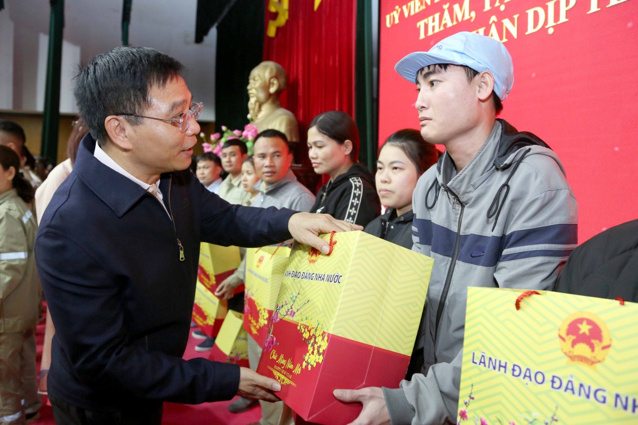 Bộ trưởng Nguyễn Văn Thắng thăm hỏi, động viên và tặng quà Tết cho đoàn viên, người lao động tỉnh Hưng Yên
