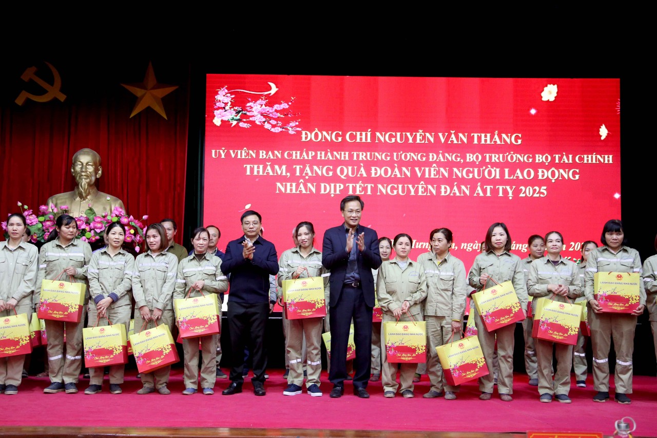 Bộ trưởng Nguyễn Văn Thắng thăm hỏi, động viên và tặng quà Tết cho đoàn viên, người lao động tỉnh Hưng Yên