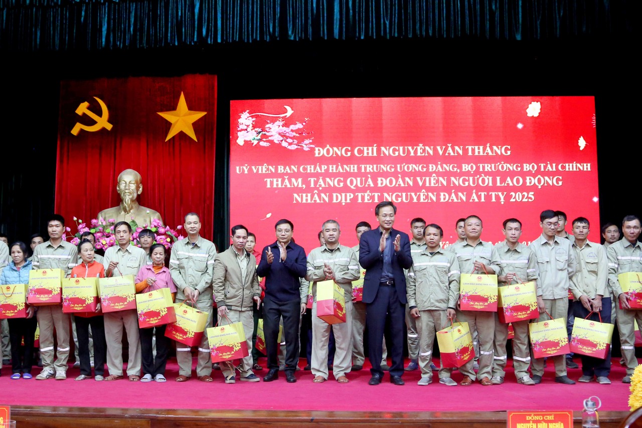 Bộ trưởng Nguyễn Văn Thắng thăm hỏi, động viên và tặng quà Tết cho đoàn viên, người lao động tỉnh Hưng Yên