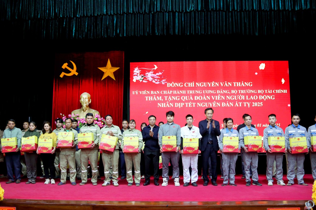 Bộ trưởng Nguyễn Văn Thắng thăm hỏi, động viên và tặng quà Tết cho đoàn viên, người lao động tỉnh Hưng Yên