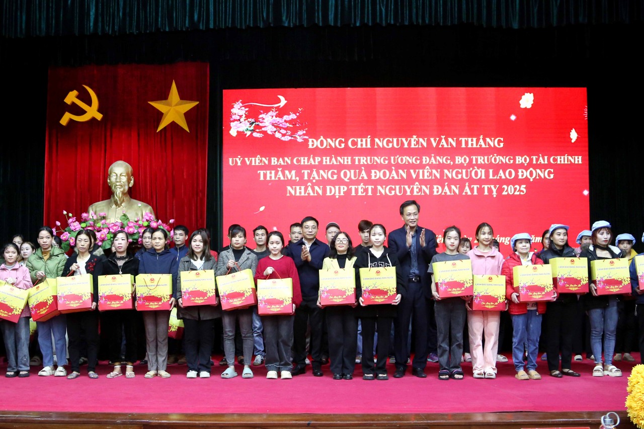 Bộ trưởng Nguyễn Văn Thắng thăm hỏi, động viên và tặng quà Tết cho đoàn viên, người lao động tỉnh Hưng Yên