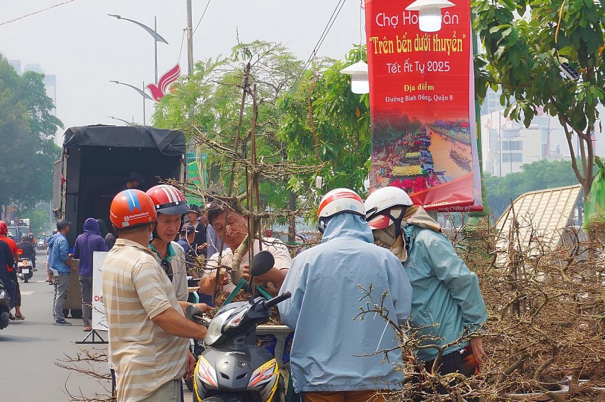 TP. Hồ Chí Minh: Chợ hoa “trên bến dưới thuyền” nhộp nhịp đón xuân 2025