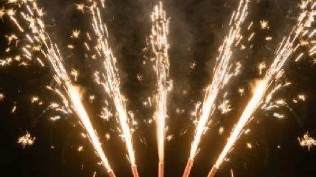 Giá pháo hoa tăng gần gấp đôi vẫn 'cháy hàng'