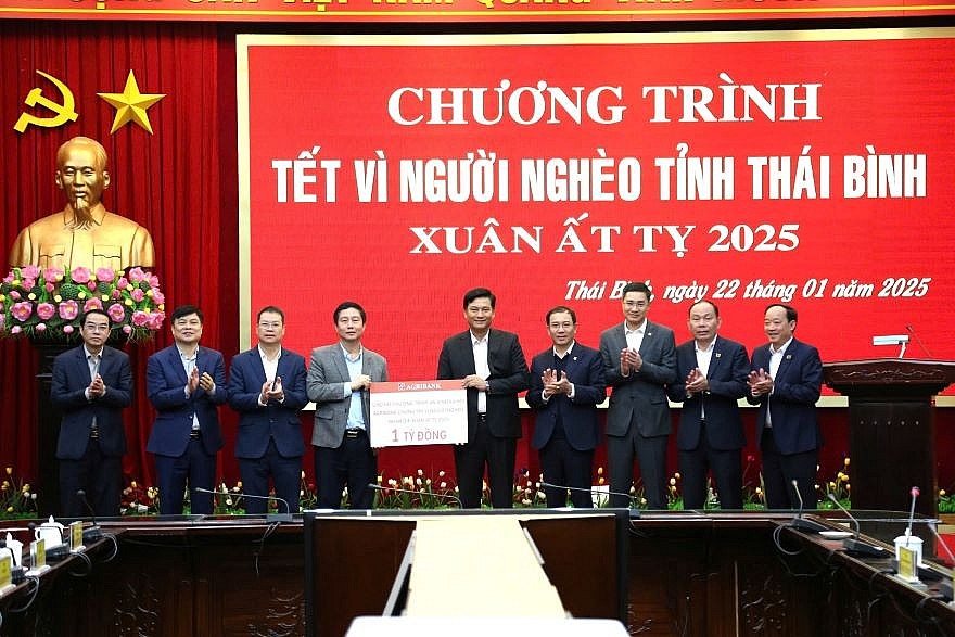 Agribank trao tặng 1 tỷ đồng cho các gia đình có hoàn cảnh khó khăn tại tỉnh Thái Bình nhân dịp Tết Nguyên đán Ất Tỵ 2025