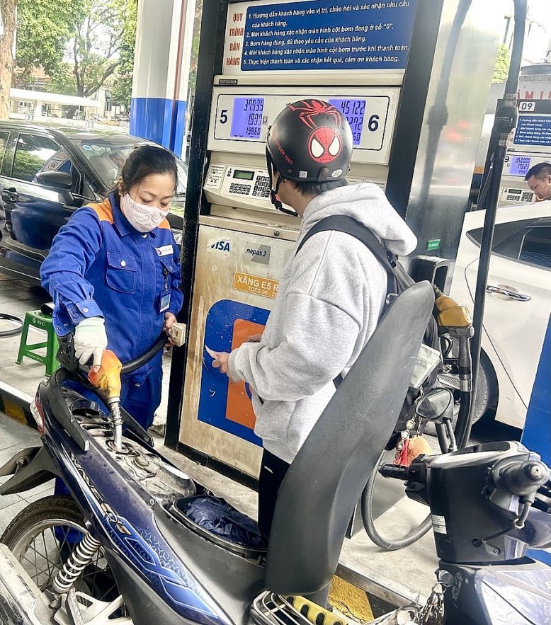 undefined Giá xăng giảm, giá dầu tăng từ 15h ngày 24 Tết Nguyên đán 2025