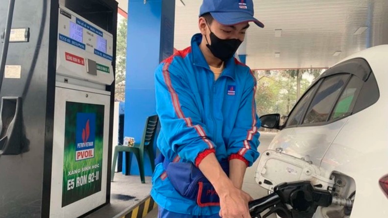 Ngày 24/1: Giá dầu trong nước tăng cao, thế giới lần đầu giảm trong năm 2025