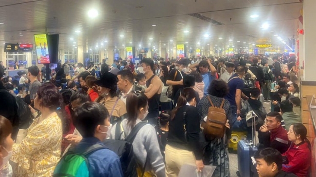 Sáng 25 Tết: Sân bay Tân Sơn Nhất đón lượng khách cao kỷ lục