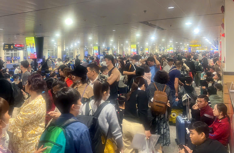 Sáng 25 Tết: Sân bay Tân Sơn Nhất đón lượng khách cao kỷ lục Chú thích ảnh