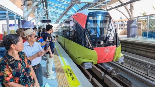 Hà Nội: Xe buýt, tàu điện trên cao phục vụ nhân dân đi lại xuyên Tết