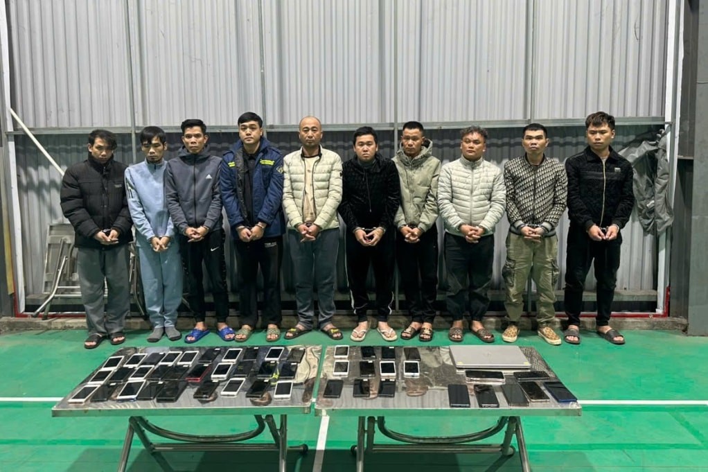  Nhóm đối tượng bị bắt giữ cùng tang vật. Ảnh Công an tỉnh Quảng Ninh