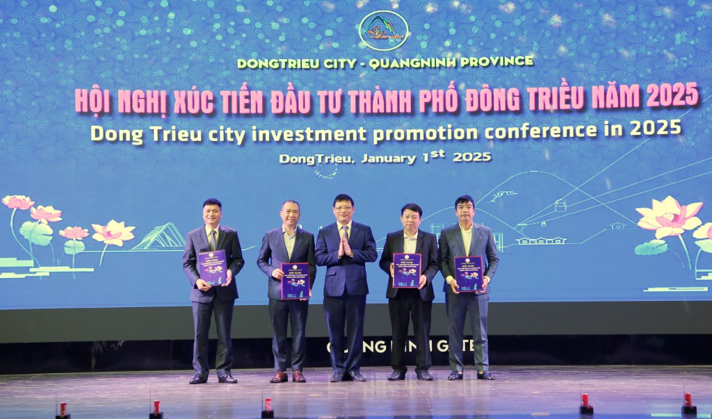 trao quyết định chủ trương đầu tư, điều chỉnh chủ trương đầu tư, giao đất, cho thuê đất cho các dự án đầu tư trên địa bàn TP Đông Triều