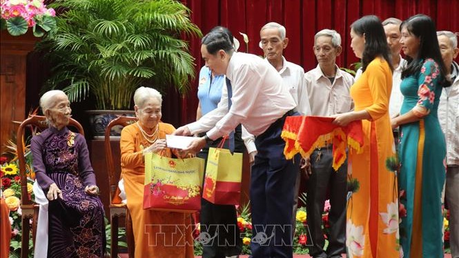 Chủ tịch Quốc hội thăm, tặng quà các gia đình chính sách tại thành phố Cần Thơ