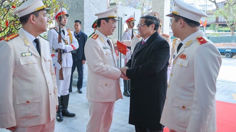 Thủ tướng chúc Tết và kiểm tra công tác ứng trực tại một số đơn vị quân đội, công an