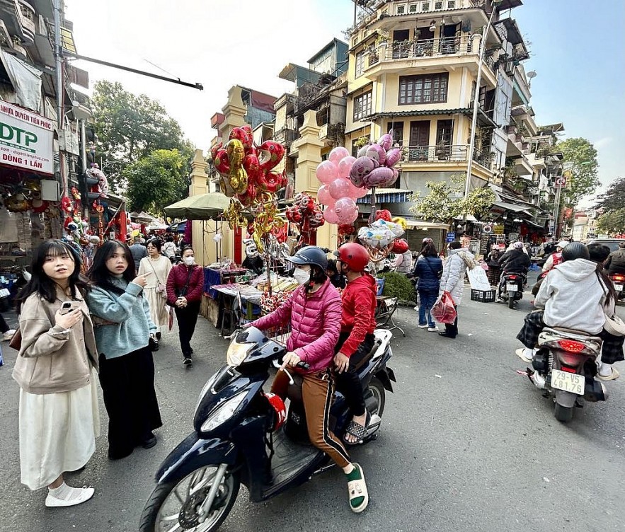 28 Tết Ất Tỵ 2025: Nhộp nhịp mua sắm đồ trang trí, đào, quất chợ phố Cổ Hà Nội