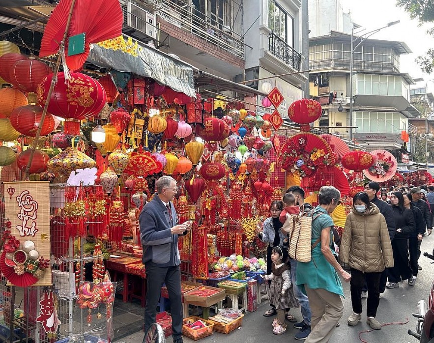 28 Tết Ất Tỵ 2025: Nhộp nhịp mua sắm đồ trang trí, đào, quất chợ phố Cổ Hà Nội