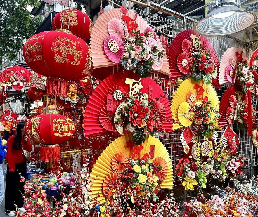 28 Tết Ất Tỵ 2025: Nhộp nhịp mua sắm đồ trang trí, đào, quất chợ phố Cổ Hà Nội