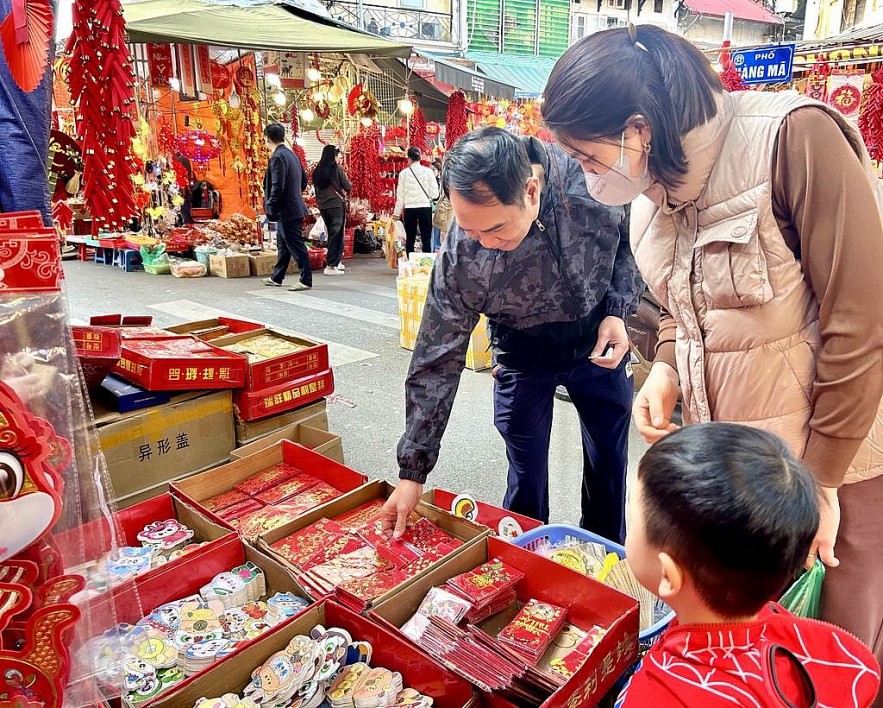 28 Tết Ất Tỵ 2025: Nhộp nhịp mua sắm đồ trang trí, đào, quất chợ phố Cổ Hà Nội