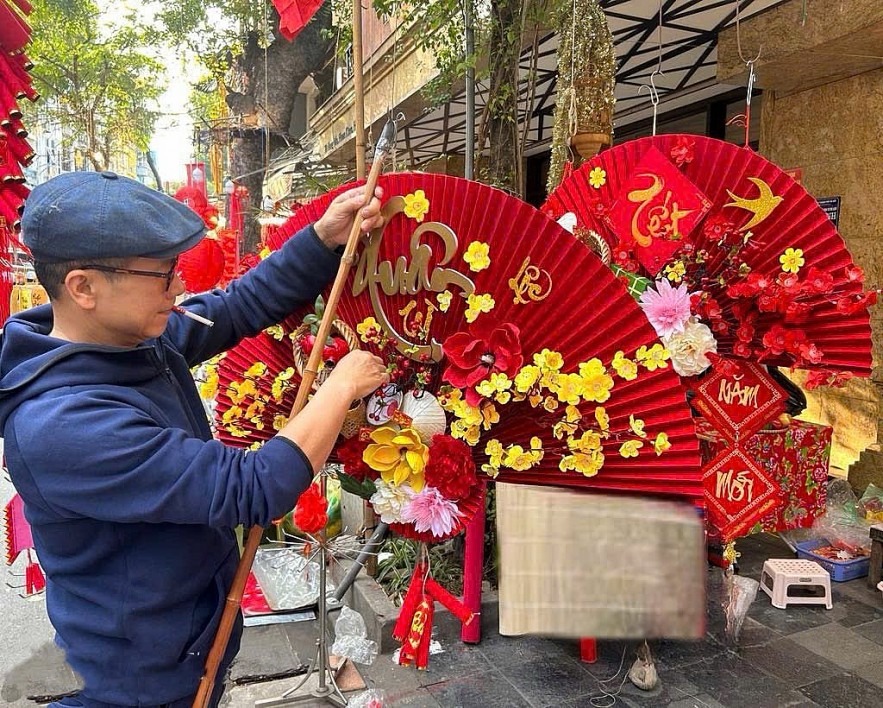 28 Tết Ất Tỵ 2025: Nhộp nhịp mua sắm đồ trang trí, đào, quất chợ phố Cổ Hà Nội