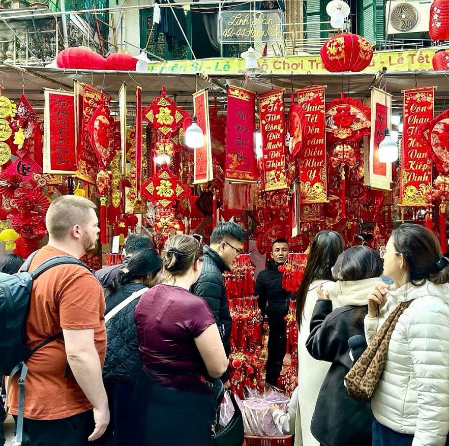 28 Tết Ất Tỵ 2025: Nhộp nhịp mua sắm đồ trang trí, đào, quất chợ phố Cổ Hà Nội