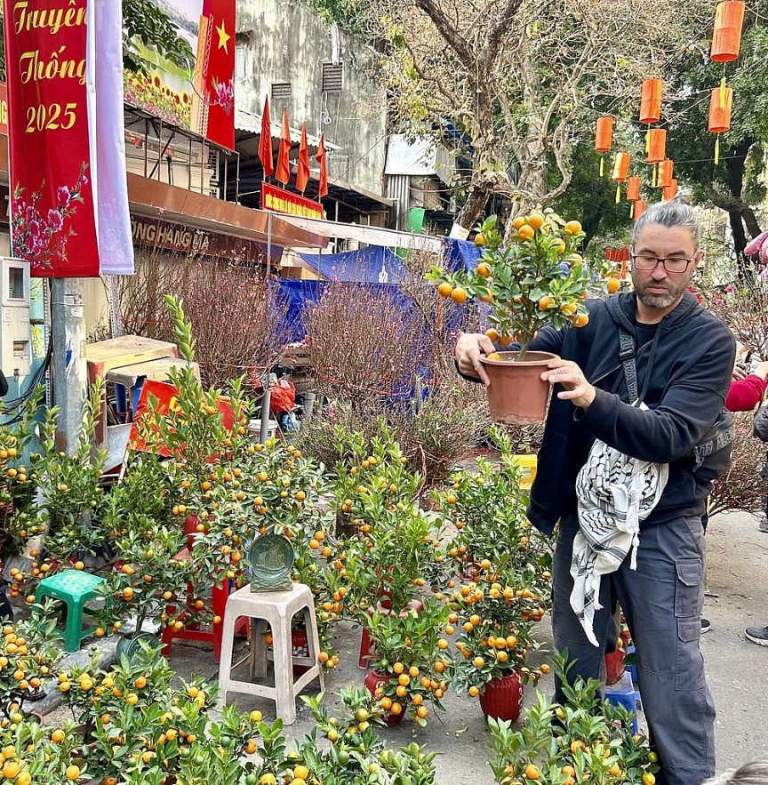 28 Tết Ất Tỵ 2025: Nhộp nhịp mua sắm đồ trang trí, đào, quất chợ phố Cổ Hà Nội