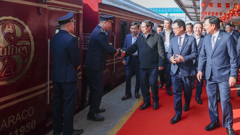 Thủ tướng mừng tuổi khách đi tàu, kiểm tra việc phục vụ Tết của ngành đường sắt