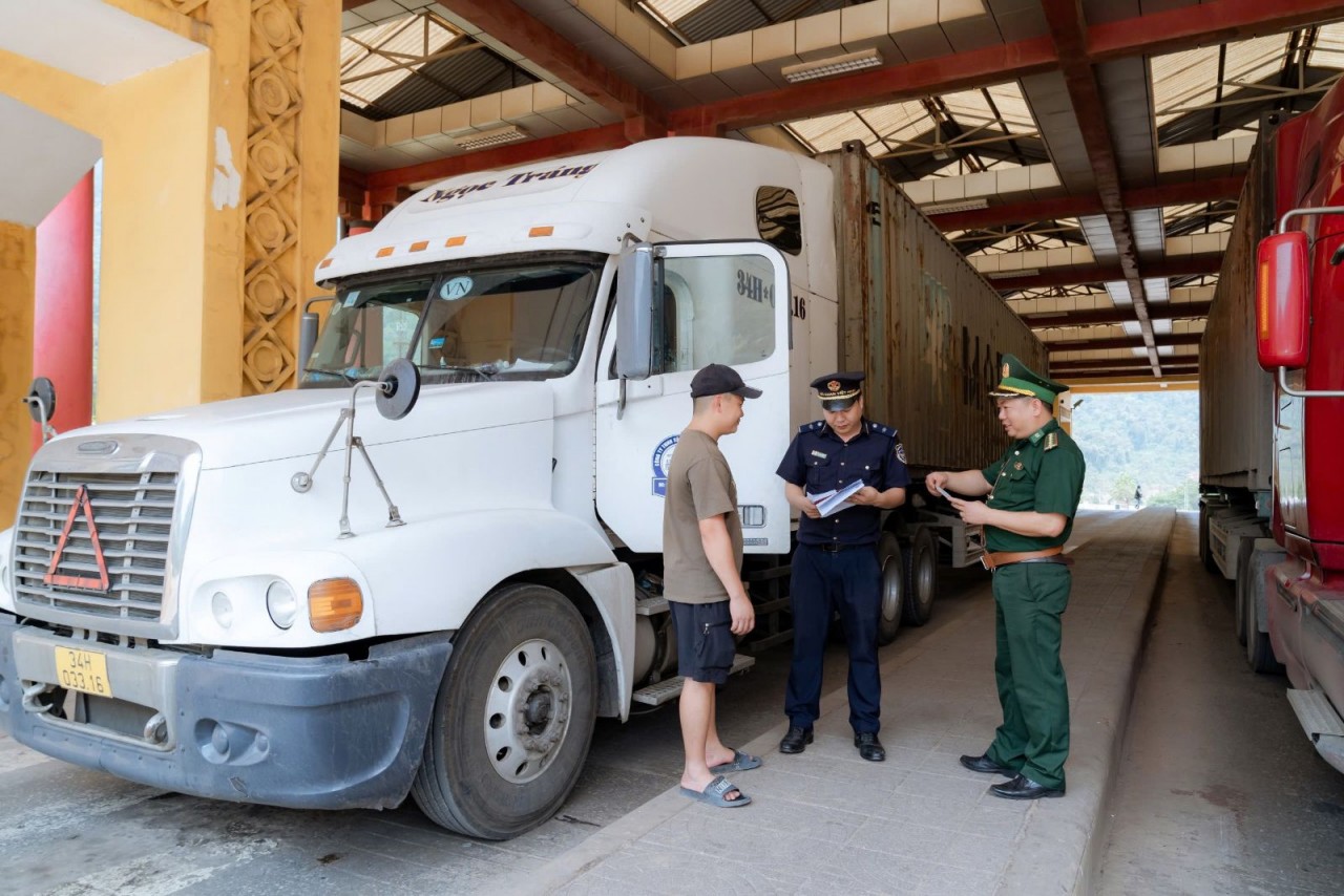 Cửa khẩu quốc tế Cha Lo, Quảng Bình: Hàng hóa tập nập ngày cuối năm