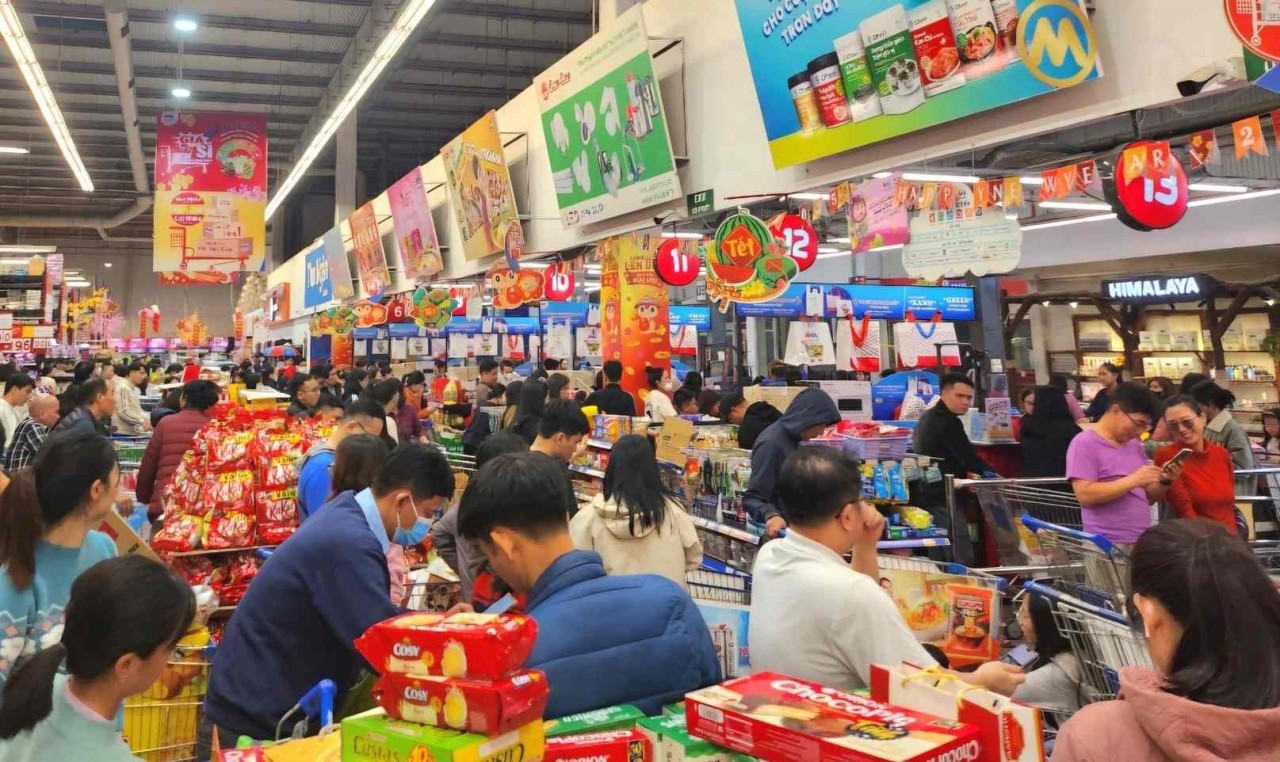 Nhu cầu mua sắm những ngày cận Tết tăng hơn trước. Ảnh: TL.