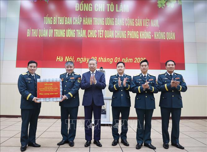 Tổng Bí thư Tô Lâm thăm, kiểm tra và chúc Tết các đơn vị Công an và Quân đội Chú thích ảnh