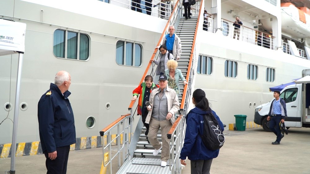 Quảng Ninh đón hàng trăm du khách “xông đất” cảng tàu, sân bay đầu Xuân Ất Tỵ Quảng Ninh đón hàng trăm du khách “xông đất” cảng tàu, sân bay đầu Xuân Ất Tỵ