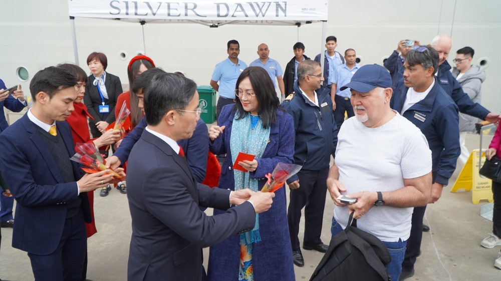 Quảng Ninh đón hàng trăm du khách “xông đất” cảng tàu, sân bay đầu Xuân Ất Tỵ Quảng Ninh đón hàng trăm du khách “xông đất” cảng tàu, sân bay đầu Xuân Ất Tỵ
