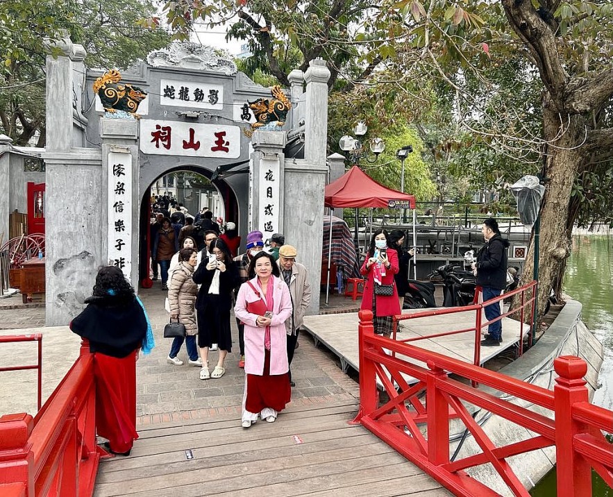 Đền, chùa của Hà Nội nhộn nhịp người du xuân, xin chữ ngày mùng 1 Tết