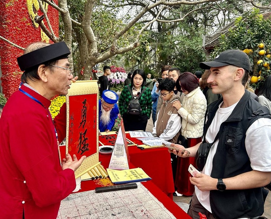 Đền, chùa của Hà Nội nhộn nhịp người du xuân, xin chữ ngày mùng 1 Tết