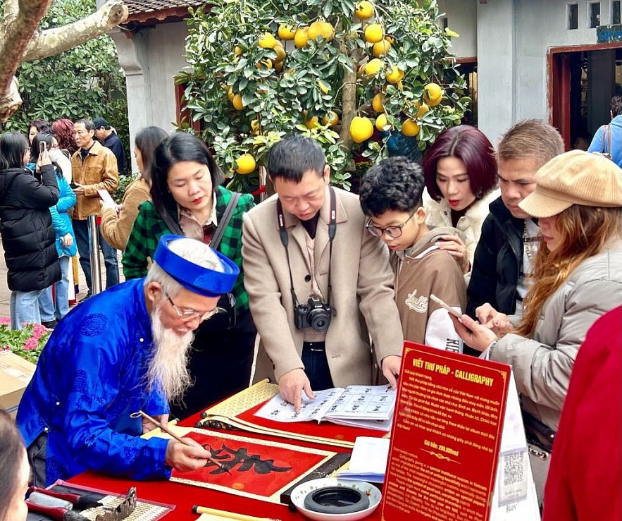 Đền, chùa của Hà Nội nhộn nhịp người du xuân, xin chữ ngày mùng 1 Tết