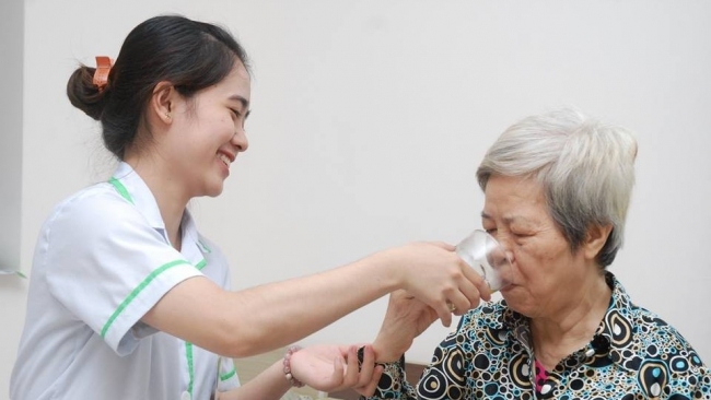 Giá dịch vụ chăm người bệnh dịp Tết lên tới 2 triệu đồng/ngày vẫn khó tìm