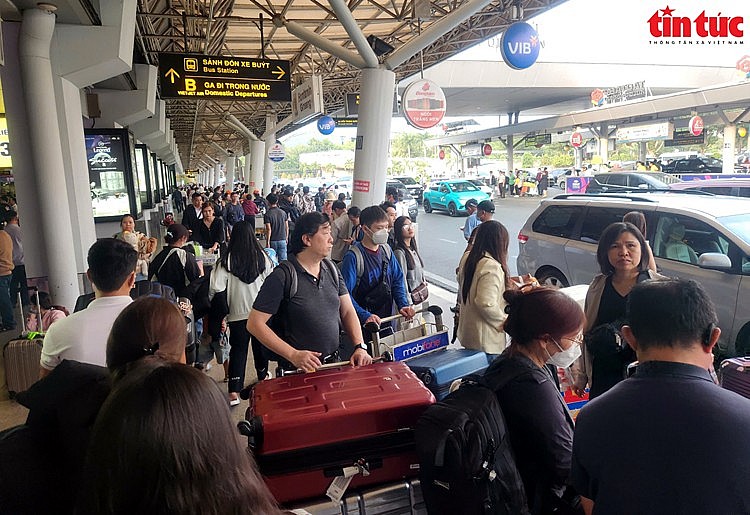 Sân bay Tân Sơn Nhất đón trên 110.000 hành khách đi và đến ngày mồng 1 Tết