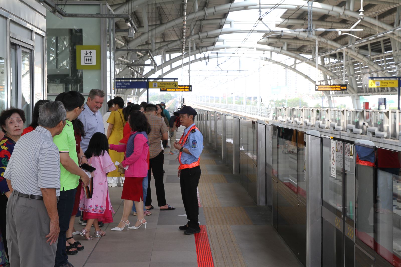 TP Hồ Chí Minh: Đông đảo người dân du Xuân bằng tuyến metro số 1 - Ảnh 2. TP Hồ Chí Minh: Đông đảo người dân du Xuân bằng tuyến metro số 1 - Ảnh 2.
