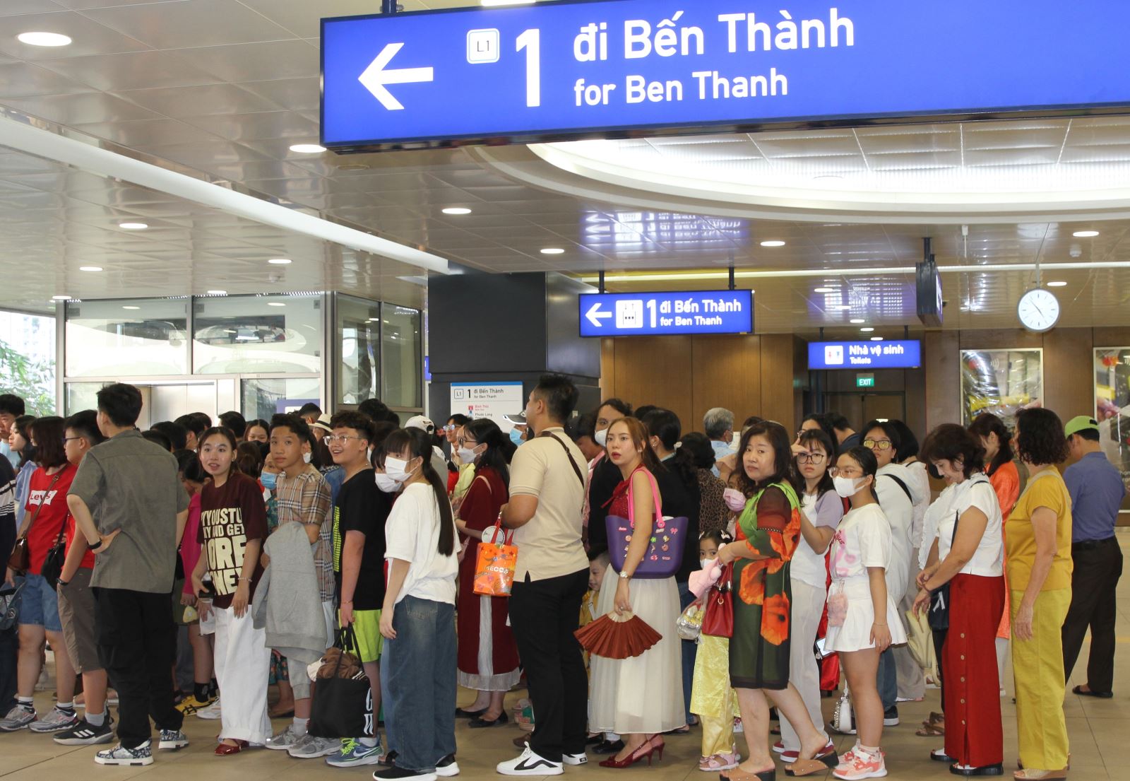 TP Hồ Chí Minh: Đông đảo người dân du Xuân bằng tuyến metro số 1 - Ảnh 7. TP Hồ Chí Minh: Đông đảo người dân du Xuân bằng tuyến metro số 1 - Ảnh 7.