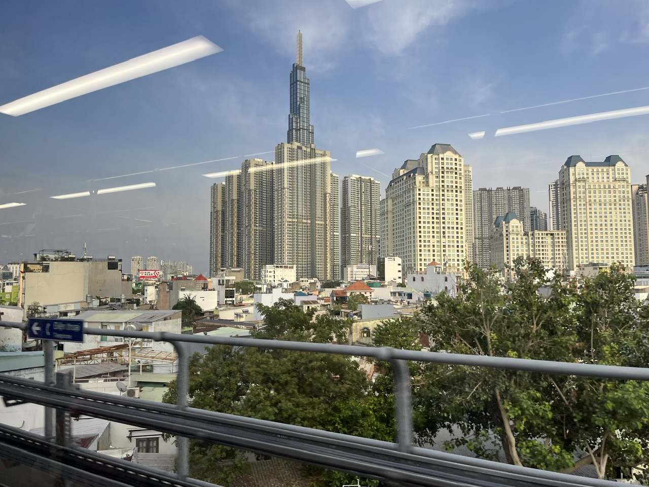 TP Hồ Chí Minh: Đông đảo người dân du Xuân bằng tuyến metro số 1 - Ảnh 9. TP Hồ Chí Minh: Đông đảo người dân du Xuân bằng tuyến metro số 1 - Ảnh 9.