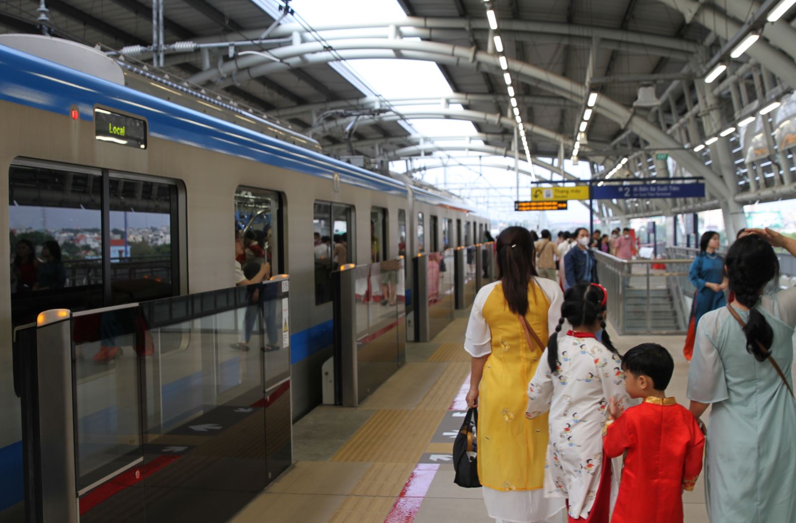 TP Hồ Chí Minh: Đông đảo người dân du Xuân bằng tuyến metro số 1 - Ảnh 3. TP Hồ Chí Minh: Đông đảo người dân du Xuân bằng tuyến metro số 1 - Ảnh 3.