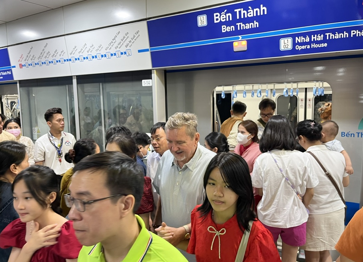 TP Hồ Chí Minh: Đông đảo người dân du Xuân bằng tuyến metro số 1 - Ảnh 5. TP Hồ Chí Minh: Đông đảo người dân du Xuân bằng tuyến metro số 1 - Ảnh 5.