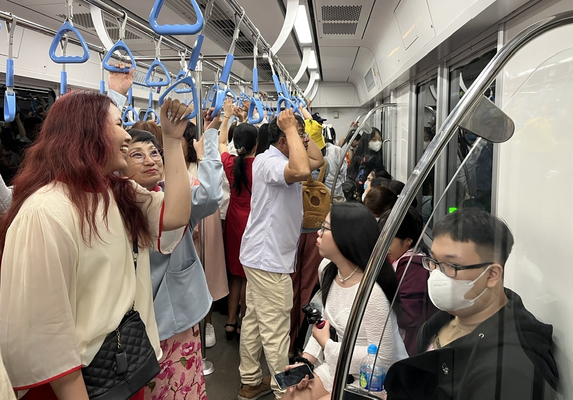 TP Hồ Chí Minh: Đông đảo người dân du Xuân bằng tuyến metro số 1 - Ảnh 4. TP Hồ Chí Minh: Đông đảo người dân du Xuân bằng tuyến metro số 1 - Ảnh 4.