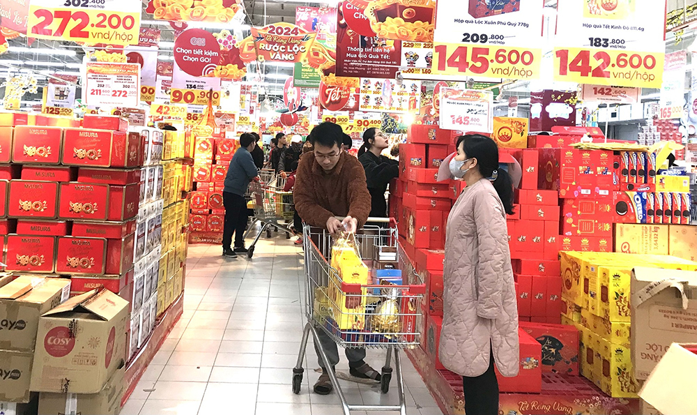 Thị trường hàng hóa ngày mùng 3 Tết: Nguồn cung dồi dào, sức mua dần sôi động Thị trường tiêu dùng từ mùng 3 Tết bắt đầu sôi động trở lại. (Ảnh: CP)