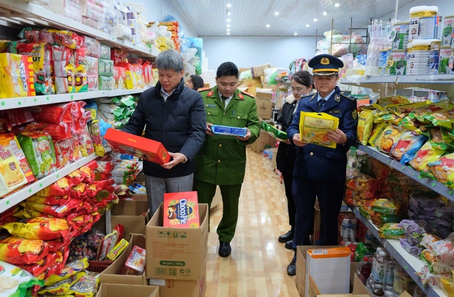 Đoàn kiểm tra liên ngành kiểm tra hàng hoá tại cơ sở kinh doanh.