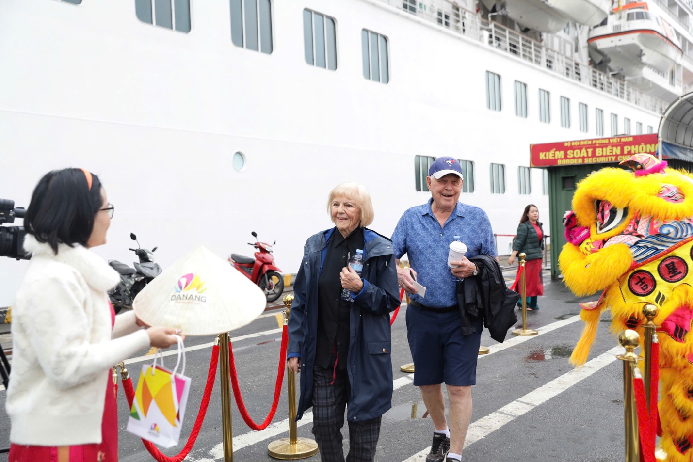 Du lịch Đà Nẵng thu gần 1.900 tỷ đồng trong dịp Tết Nguyên đán Ất Tỵ Du lịch Đà Nẵng thu 1.887 tỷ đồng dịp Tết Ất Tỵ - 2